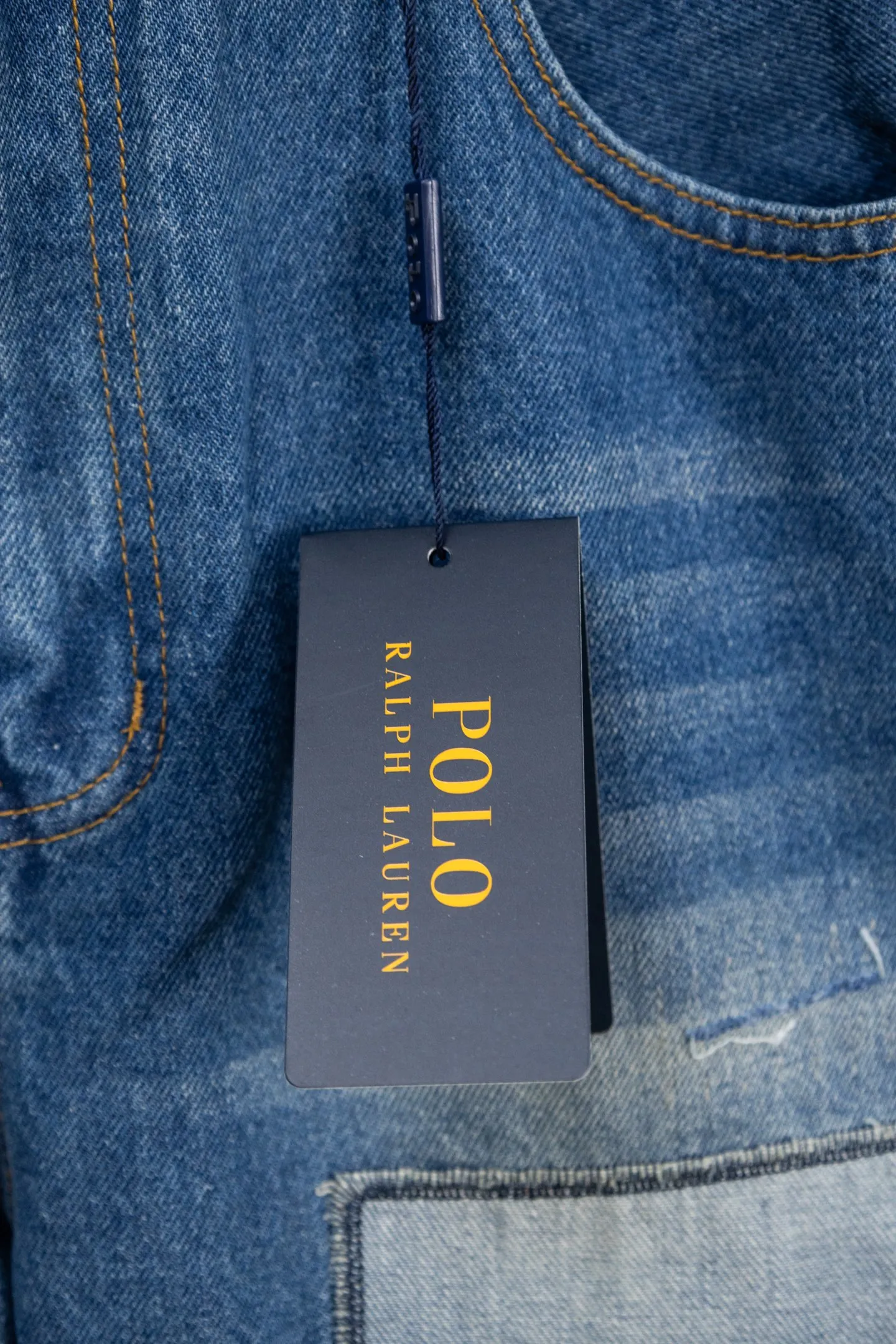 P230 Ralph Lauren 2026RRL retro ripped jeans, American retro essentials, classic loose fit: 13.75oz Japanese selvage denim, made in the United States, 100% cotton, perfect texture! Durable and non-shrinking: Mechanical pre-shrunk finishing® technology, still fit after long-term wear, retro wash has a more timeless taste ~ Size: 28--34 Color: Denim blue